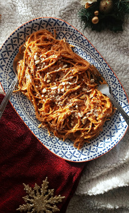 Spaghetti cu sos de rosii, alune si lamaie